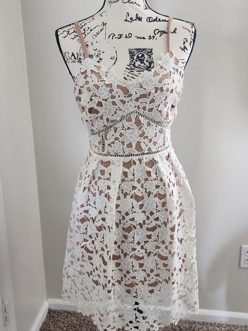 She + Sky Lace Floral A-Line Dress in Tan And White Size L